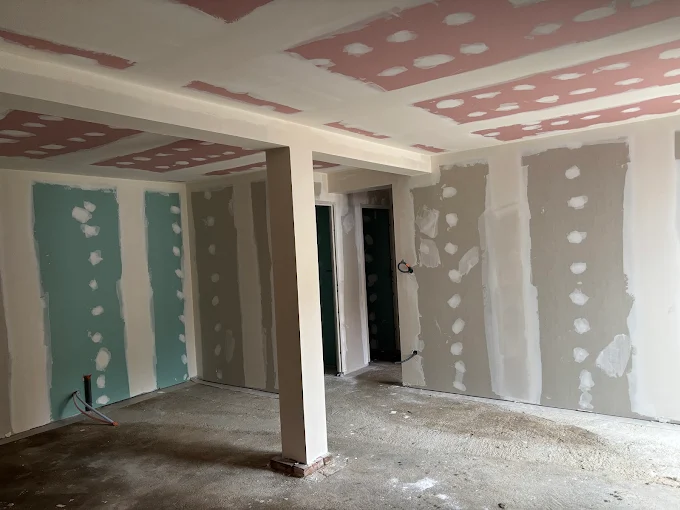 Cloisons et plafond, bandes en cours