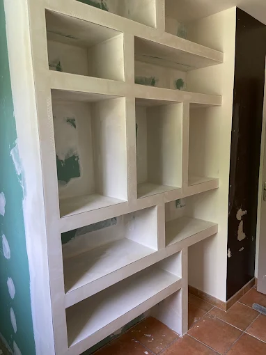 Niches et étagères en plâtre